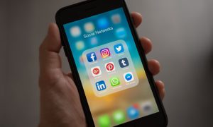 _220623_apple-cell-phone-cellphone-607812